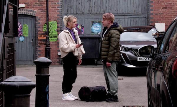 Cait Fitton als Lauren Bolton und Paddy Bever als Max Turner in der Coronation Street.