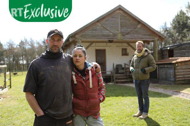 Ben Fogle trifft ein Paar, das in New Lives in the Wild ein Haus für 25.000 Pfund gebaut hat