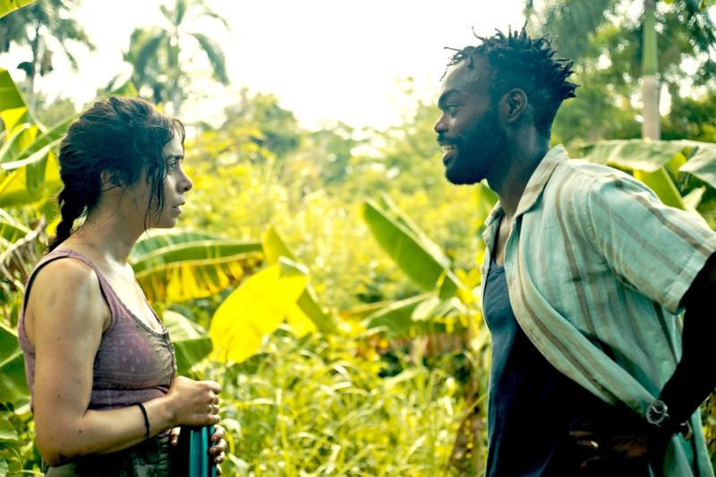 Emma und Noah stehen sich gegenüber und unterhalten sich im Dschungel
