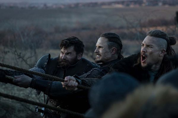 Mark Rowley, Arnas Fedaravičius und Alexander Dreymon in Seven Kings Must Die