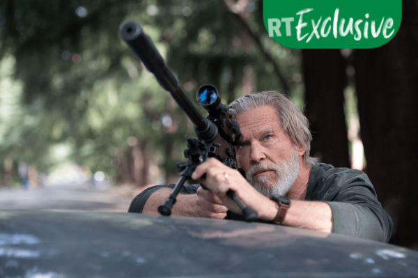 Jeff Bridges zielt in der Serie The Old Man mit einer Waffe.