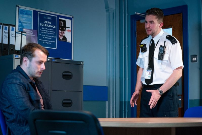 Ben (Max Bowden) und Callum (Tony Clay) in EastEnders auf der Polizeiwache.