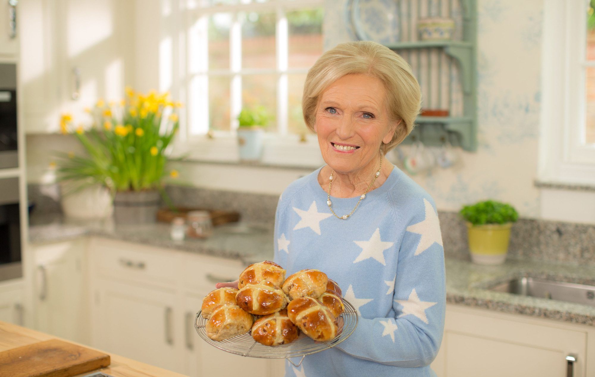Wie man Hot Cross Buns und Simnel Cake macht – Mary Berrys fabelhafte Osterrezepte