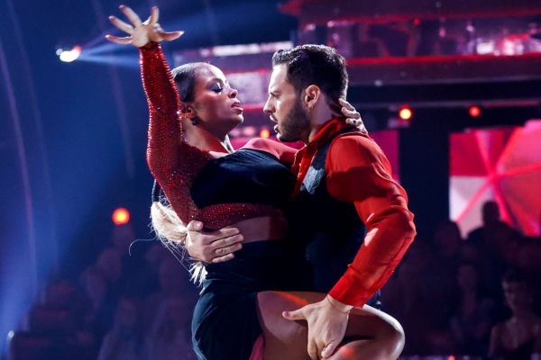 Fleur East tanzt in Strictly