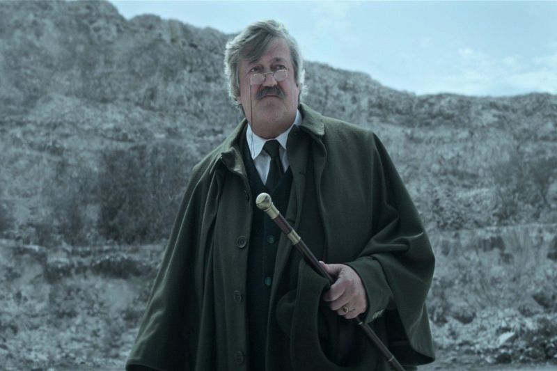 Stephen Fry spielt Gilbert in „Der Sandmann“.