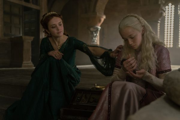 Olivia Cooke als Queen Alicent Hightower und Evie Allen als Prinzessin Helaena Targaryen in House of the Dragon
