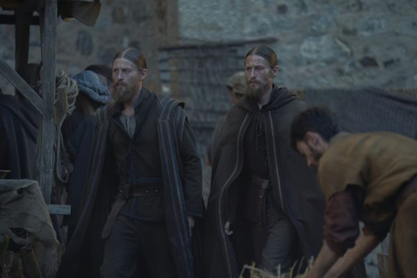 Luke Tittensor als Ser Arryk Cargyll und Elliott Tittensor als Ser Erryk Cargyll in House of the Dragon