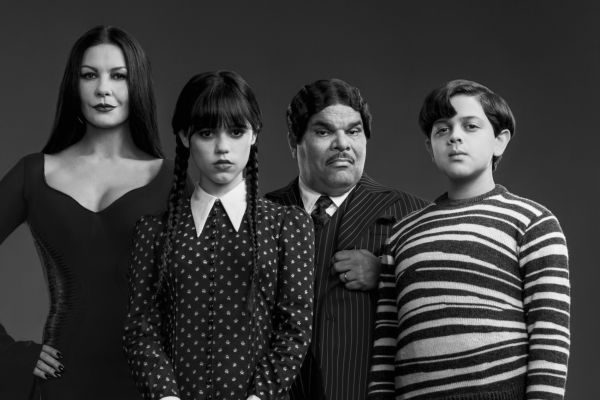 Catherine Zeta-Jones als Morticia, Jenna Ortega als Mittwoch, Luis Guzman als Gomez und Issac Ordonez als Pugsley am Mittwoch.
