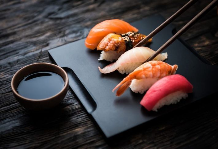 Nigiri-Sushi machen Reis-Fisch-Essen zu Hause