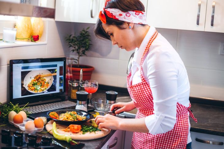 Online-Kochkurse können Ihnen zeigen, wie Sie Ihr Küchenspiel verbessern können.