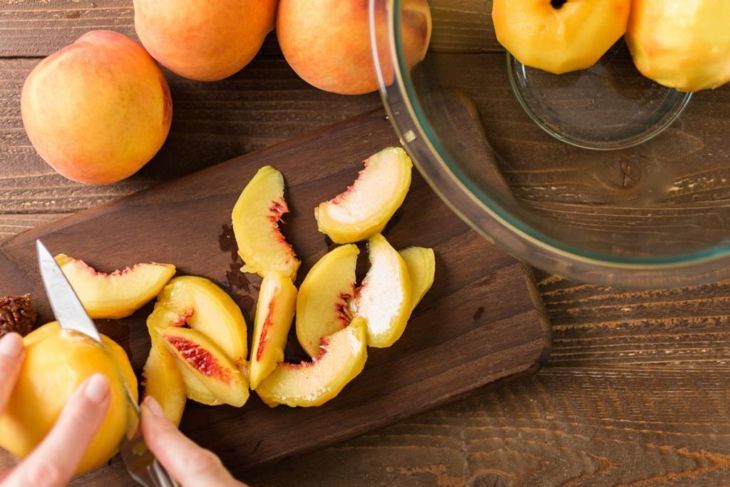 schälen geschnittene Pfirsiche vorbereiten