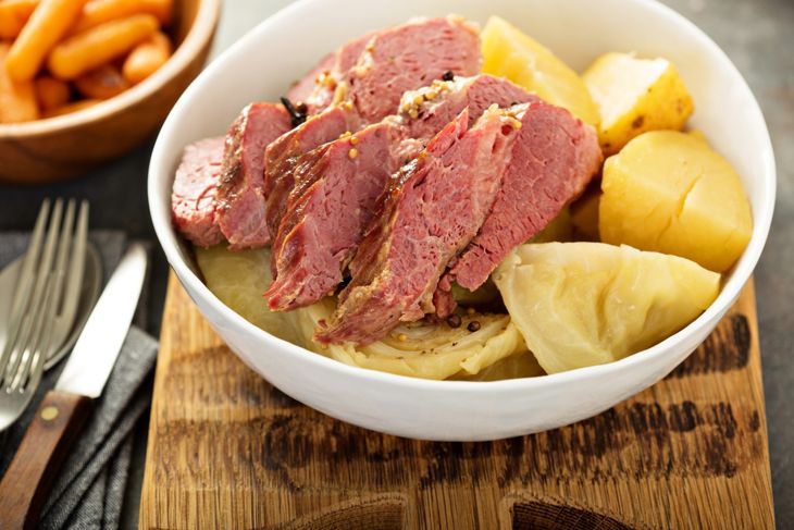 Corned Beef und Kohl, irisches traditionelles Abendessen -