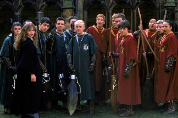 Schüler und Besen in einem Standbild aus den Harry-Potter-Filmen.