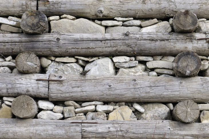 Holz- und Steinmauer