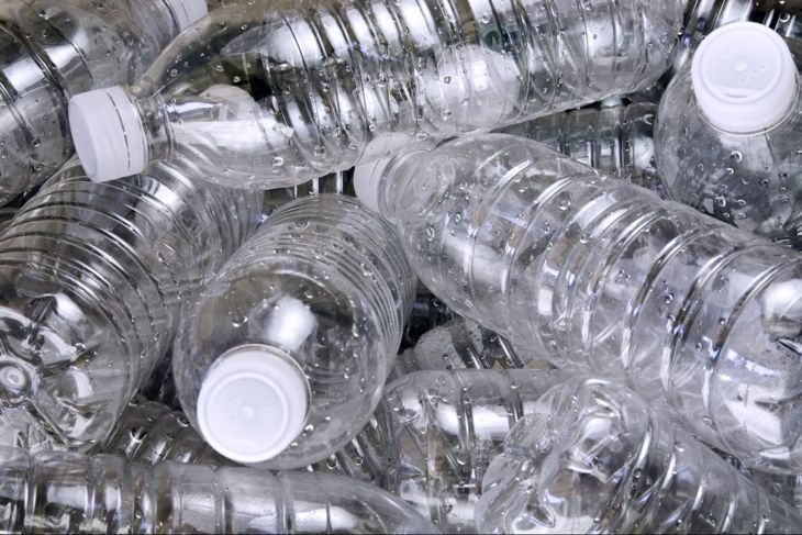 Verwenden Sie Plastikflaschen als Hindernisse