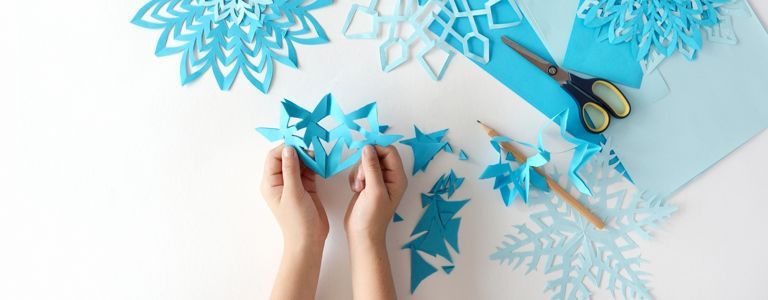 Wie man Schneeflocken aus Papier herstellt