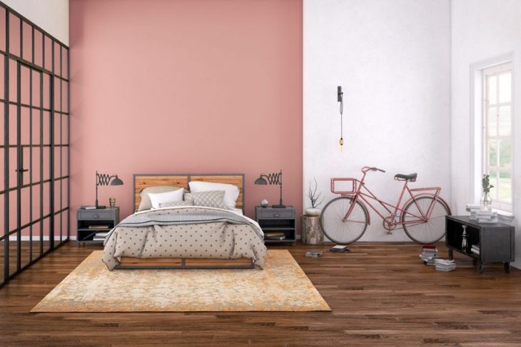 Schlafzimmer mit rosa Akzentwand