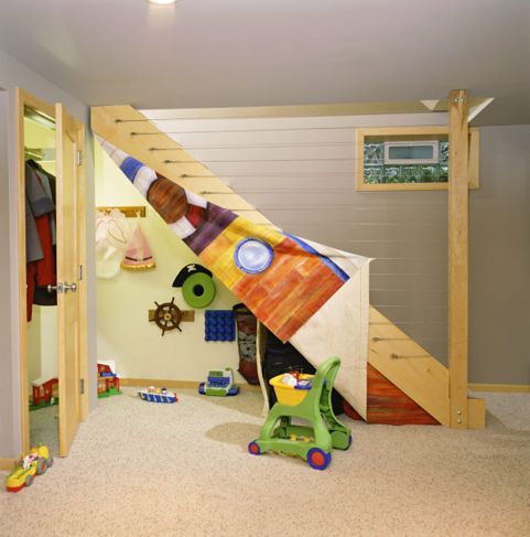 Ein Spielzimmer in einem Raum unter einem Treppenhaus