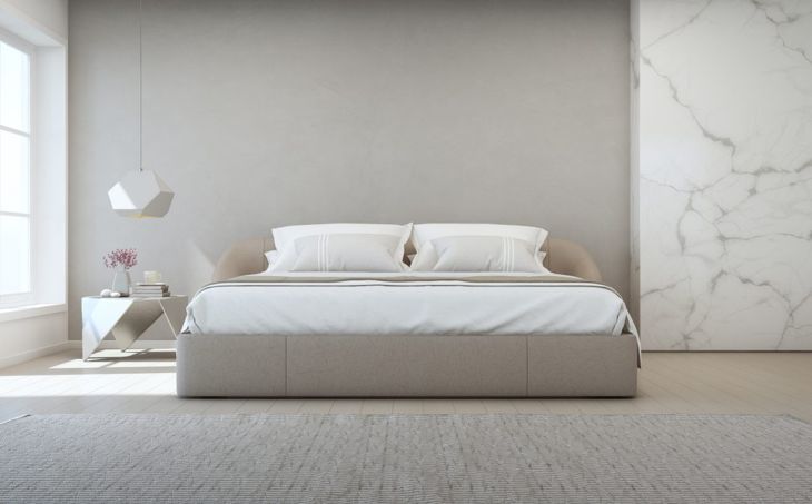 Mit einer strategischen Tapetenanwendung können Sie jedem Schlafzimmer einen High-End-Look verleihen.