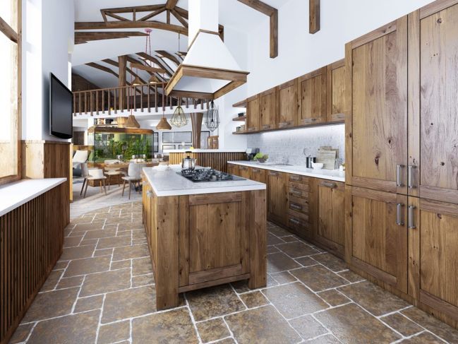 Diese Küche ist mit viel Holz und Brauntönen ausgestattet, wirkt aber dennoch zeitgemäß.