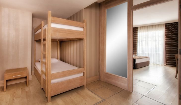 Luxushotel-Schlafzimmer-Interieur mit einem Bett. Großes bequemes Doppelbett im eleganten klassischen Schlafzimmer