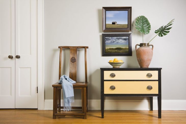 Einfache gerahmte Fotos gepaart mit schlichten Möbelstücken sorgen für einen charmanten Effekt.