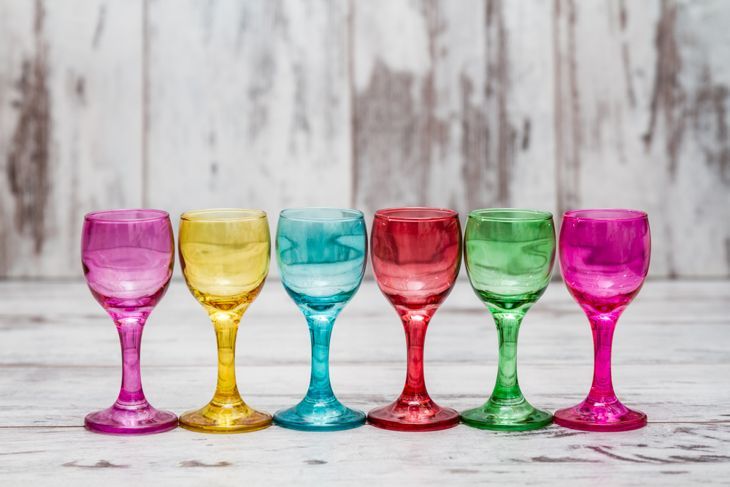 Glaswaren in kräftigen Farben