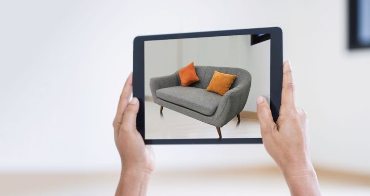 AR-Augmented Reality. Hand, die digitales Tablett, AR-Anwendung hält, Sofamöbel und Innenarchitektur realer Raumhintergrund simuliert, moderne Technologie.