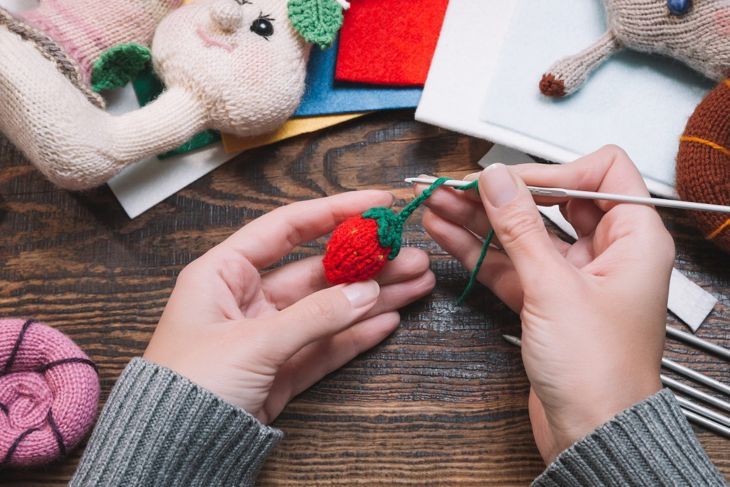https://www.gettyimages.com/detail/photo/knitting-ball-of-yarn-and-knitting-needles-royalty-free-image/904532244?adppopup=true