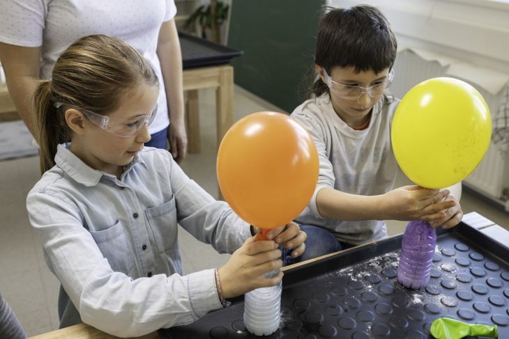 Aufblasen des Ballonprojekts Kinder
