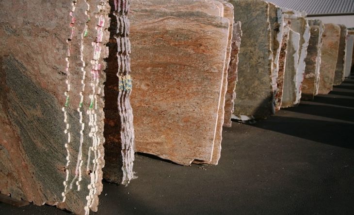Aus riesigen Steinbrüchen gehauen, ist Granit ein völlig natürlicher Stein.