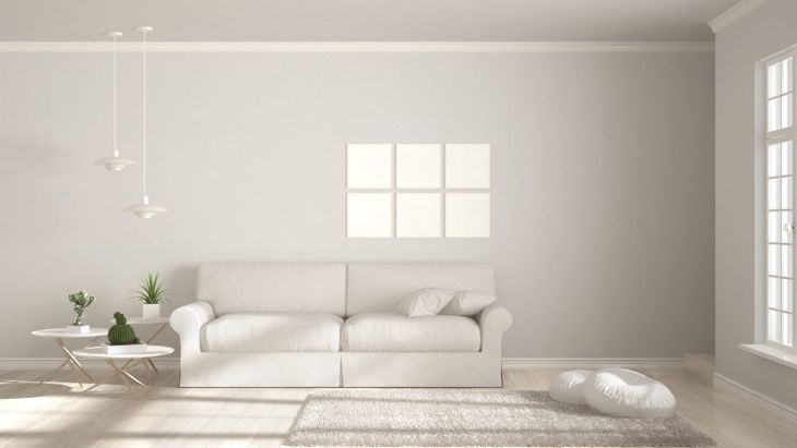 Minimalistisches weißes Wohnzimmer