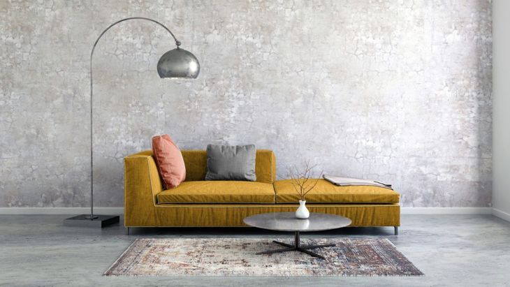 Wohnzimmer mit grauen Wänden und senffarbenem Sofa