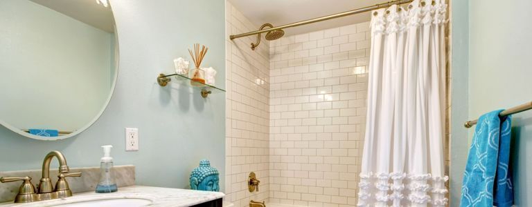 Schaffen Sie Glamour im Badezimmer mit dieser Inspiration für Duschvorhänge