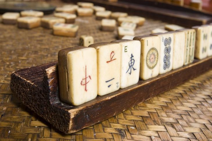 Amerikanisches Mahjong mit Gestellen