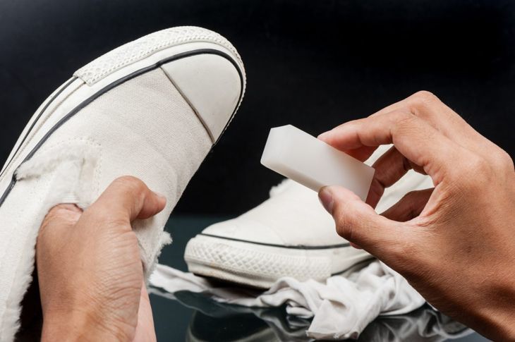 Weiße Schuhe mit einem Radiergummi reinigen