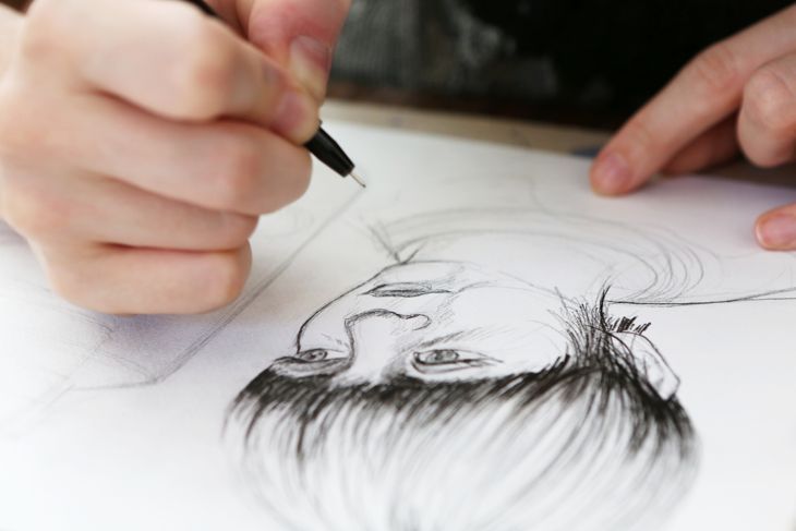 Ein Illustrator, der an einer Zeichnung arbeitet