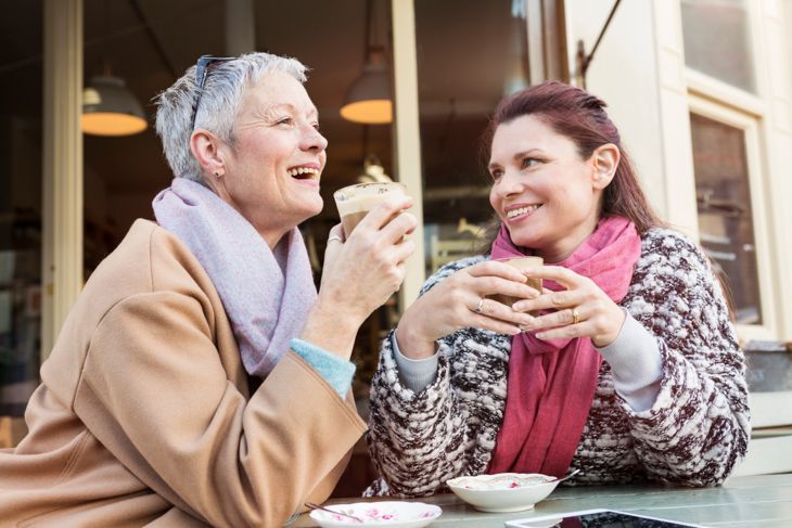 Reife Frauen treffen sich zum Kaffee im Café im Freien