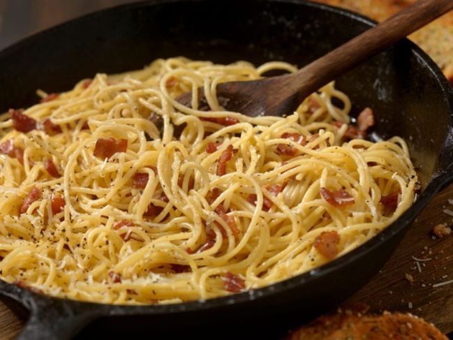 Spaghetti Carbonara mit Knoblauchbrot
