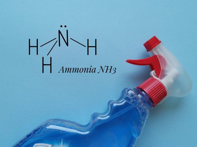 Sprühflasche und Ammoniak chemisches Symbol auf blauem Hintergrund