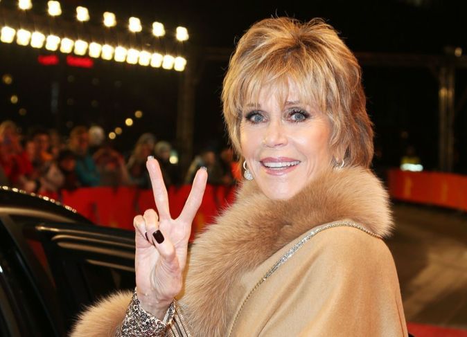 Jane Fonda trägt Pelz
