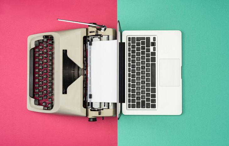 Klassische analoge Schreibmaschine vs. moderne digitale Hi-Tech-Laptop-Computer