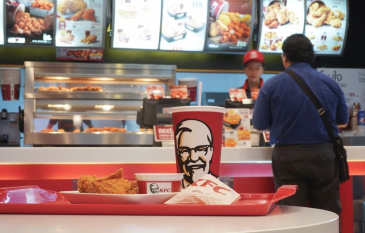 Person, die Essen in einem KFC-Restaurant bestellt