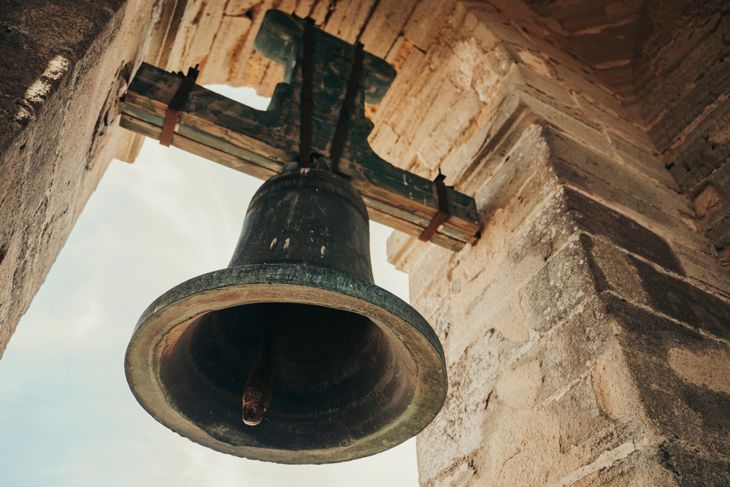 eine alte Glocke, die in einem Glockenturm hängt