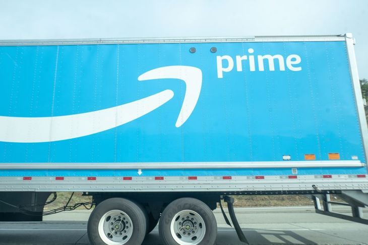 Blick auf den hinteren Teil des Amazon Prime Sattelzuges, der Pakete für das E-Commerce-Unternehmen Amazon auf dem 680 Freeway in Sunol, Kalifornien, am 12. Dezember 2019 liefert.
