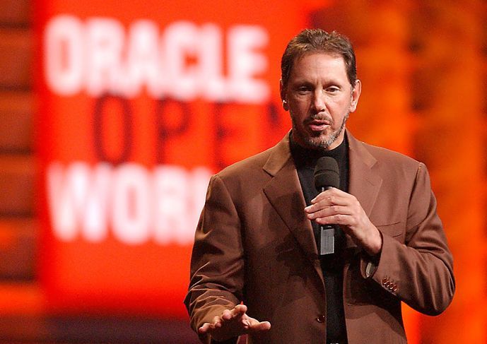 398164 09: Larry Ellison, CEO von Oracle, hält am 4. Dezember 2001 eine Grundsatzrede auf der Oracle Open World Conference in San Francisco, Kalifornien.