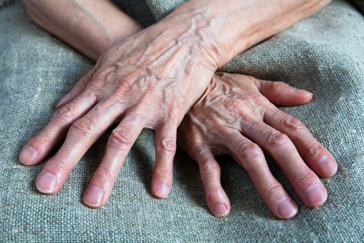 Arbeitende faltige Hände einer alten Frau