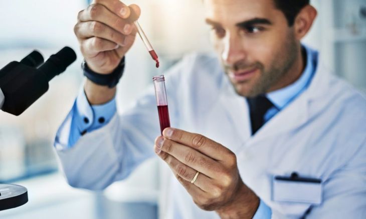 Wissenschaftler testet Blut