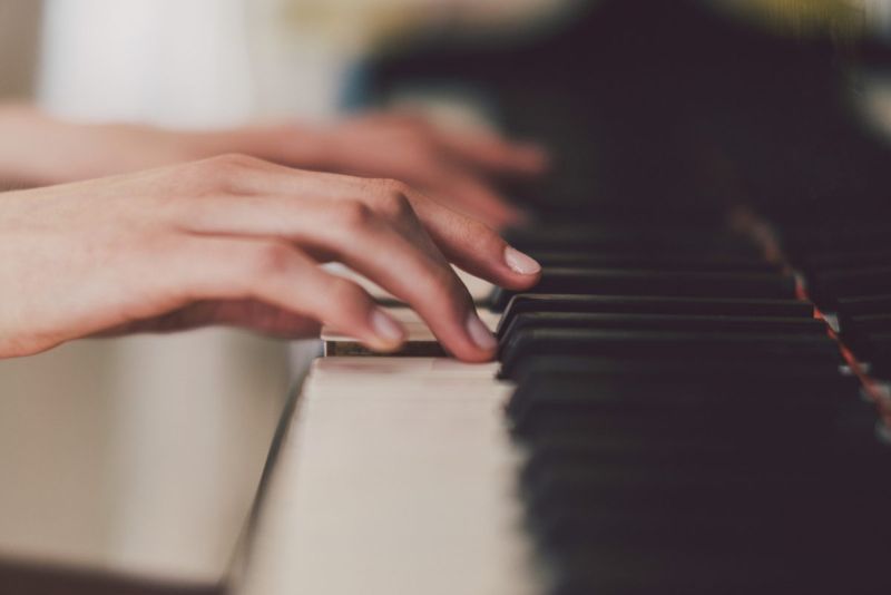 Frauenfinger spielen Klavier