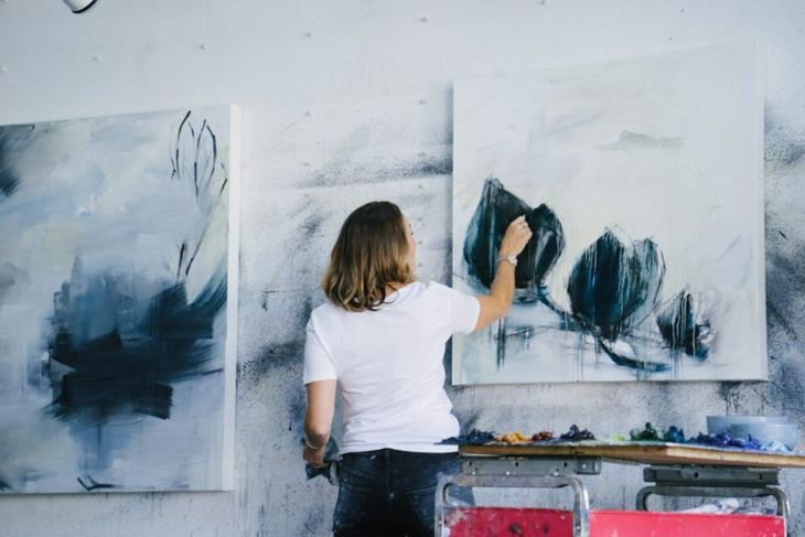 Künstlerin malt in ihrem Atelier